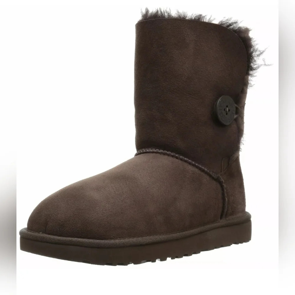 UGG Bailey Button Chocolate Brown size 5